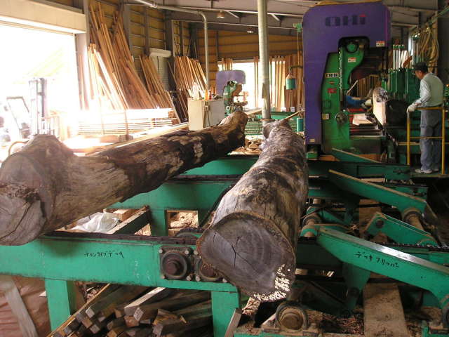 ケヤキ原木製材 木製看板用一枚板専門店、山成林業